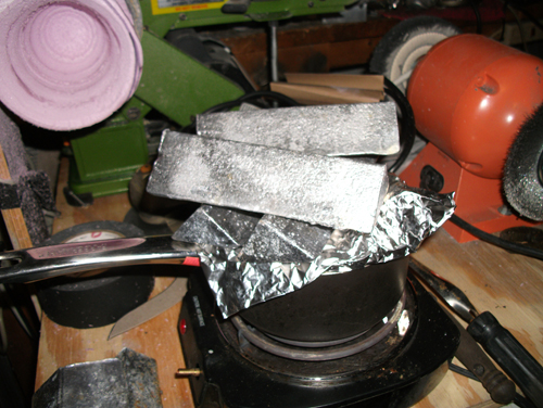 using tinfoil to cover the lead melting pot and holding in some heat